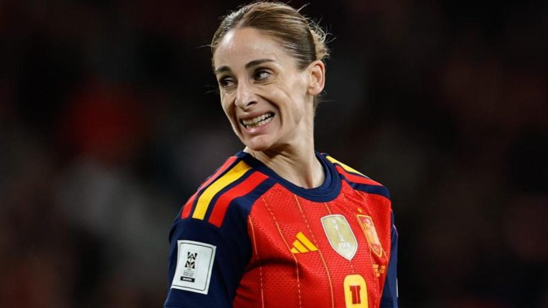 Va a giocare in Arabia, cancella dai social le foto di figlia e compagna: il ‘caso’ della calciatrice Esther Gonzalez