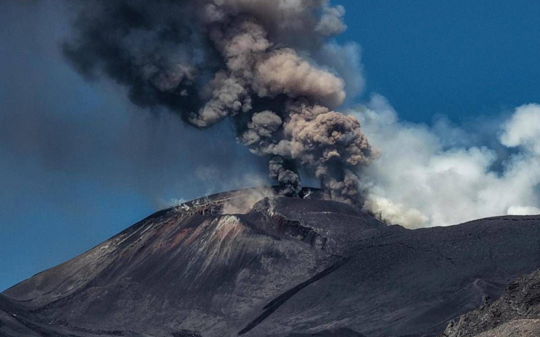 Eruzione Etna, sospesi fino alle 17 i voli in arrivo all’aeroporto di Catania