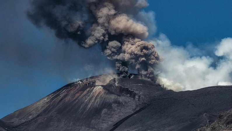 Eruzione Etna, sospesi fino alle 17 i voli in arrivo all’aeroporto di Catania