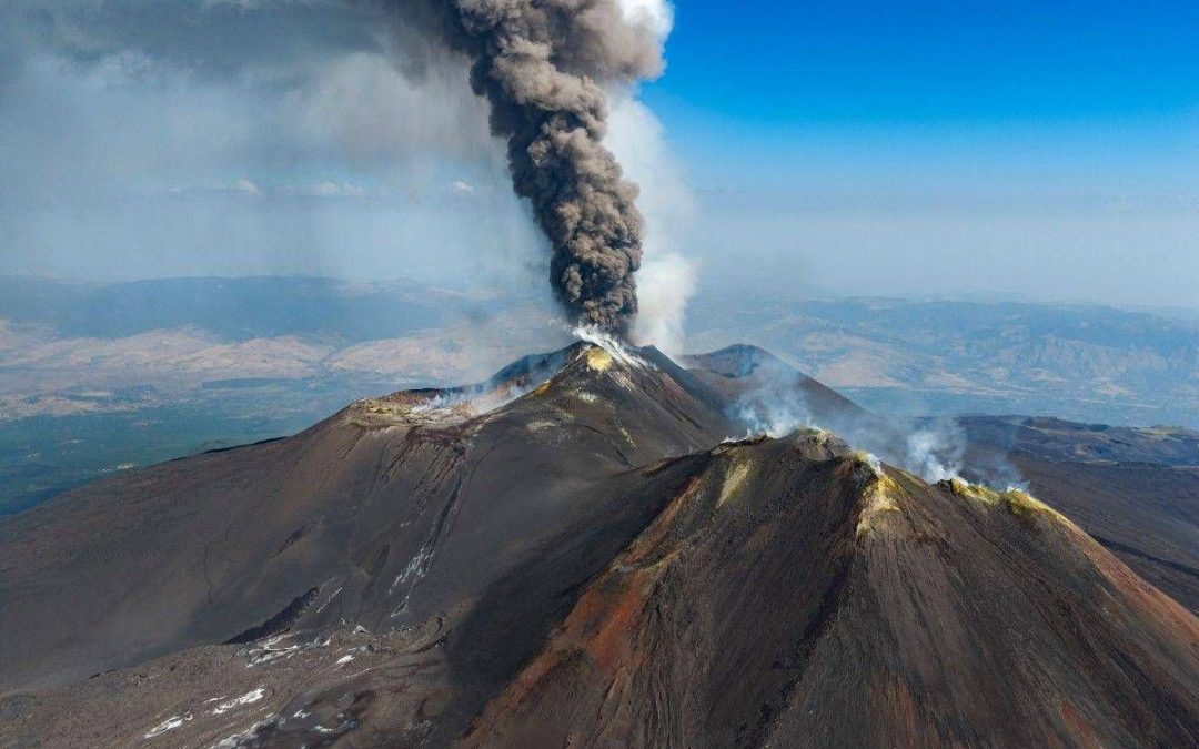 Eruzione Etna, voli in arrivo sospesi fino alle 12 all’aeroporto di Catania