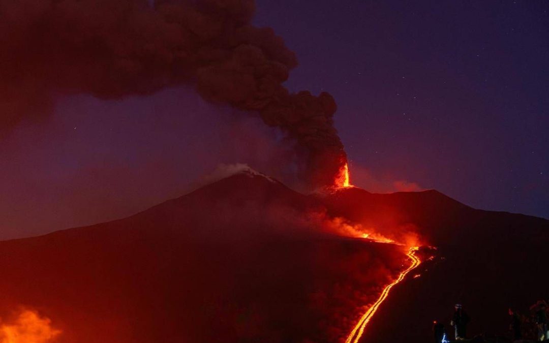 Eruzione Etna, non solo stop ai voli: arriva la stretta per salire sul vulcano