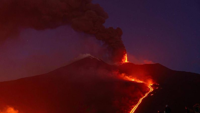 Eruzione Etna, non solo stop ai voli: arriva la stretta per salire sul vulcano