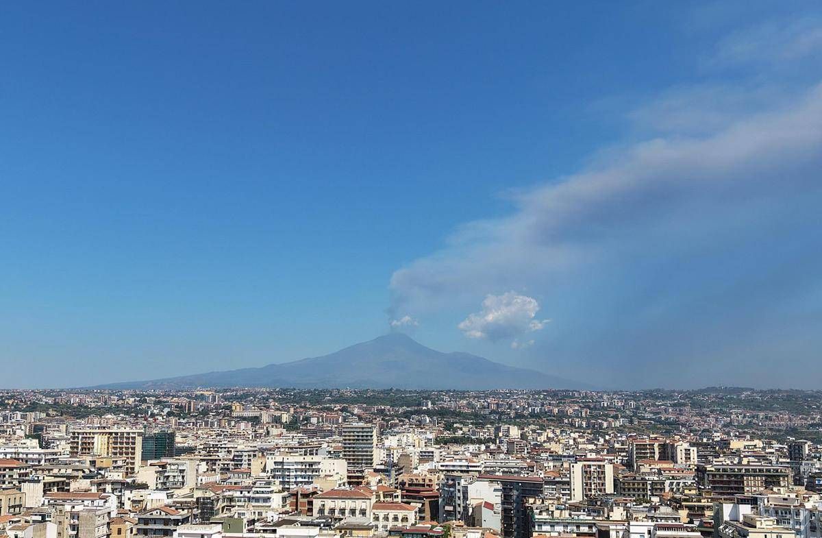 https://www.quotidianodelsud.it/wp-content/uploads/2026/08/etna-fumo-catania-ipa.jpeg