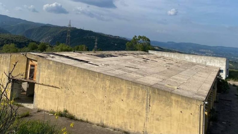 Cotronei, ex fungaia trasformata in discarica di amianto: indagati sindaco ed ex sindaco