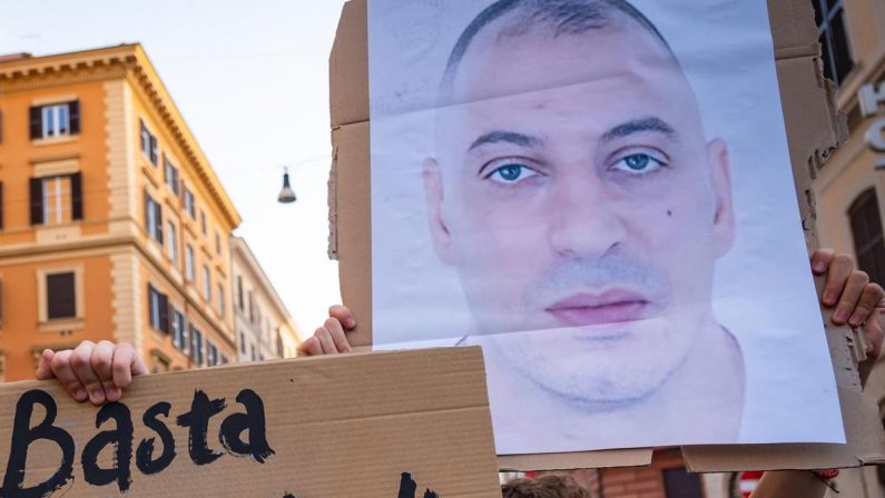 Caso Fakir, parla l’uomo che aiutò gli agenti a trattenerlo a terra: “Vivo recluso per le minacce”