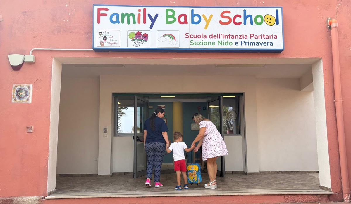 https://www.quotidianodelsud.it/wp-content/uploads/2026/08/family-baby-school-tropea.jpg