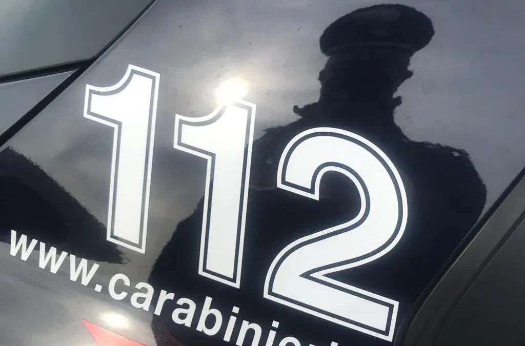 Napoli, un 13enne si finge carabiniere e truffa un’anziana: segnalato alla Procura per i minori