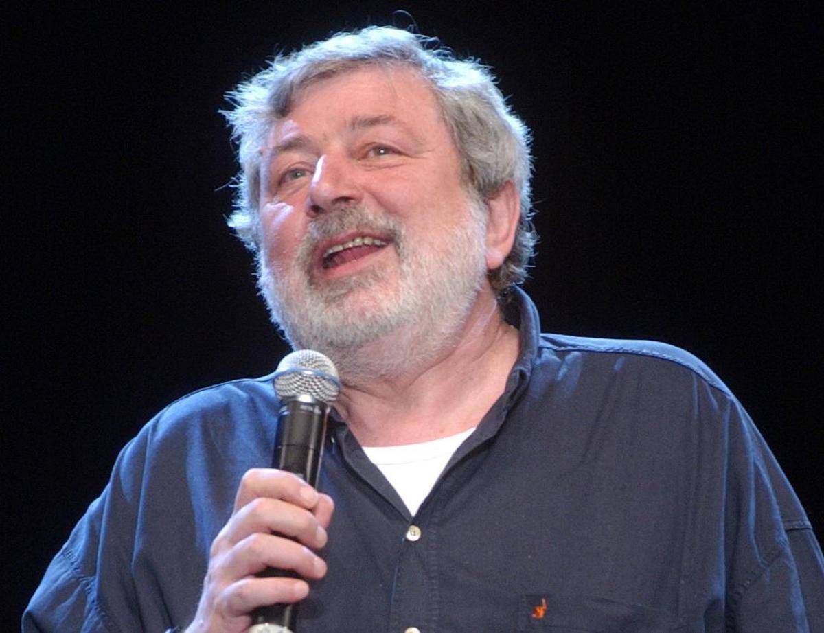 https://www.quotidianodelsud.it/wp-content/uploads/2026/08/francesco-guccini-camicia-ipa-fg.jpeg