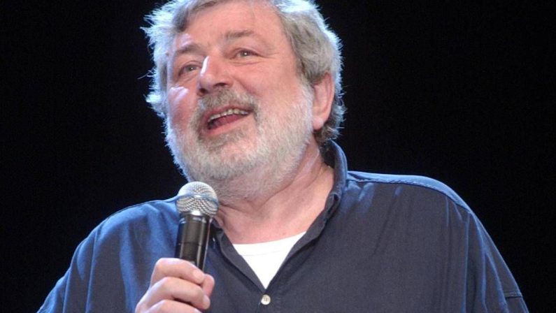 Guccini, domani i funerali: la sua Pavana lo saluta nel silenzio. Il sindaco: “Massimo rispetto per sue volontà”
