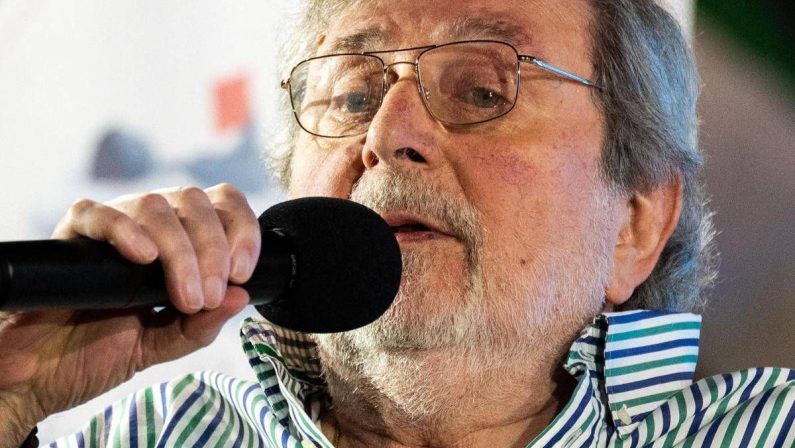 Guccini, Meloni: “Livoroso con me, ma continuo a cantare le sue canzoni. Lo ringrazio per averci regalato emozioni”