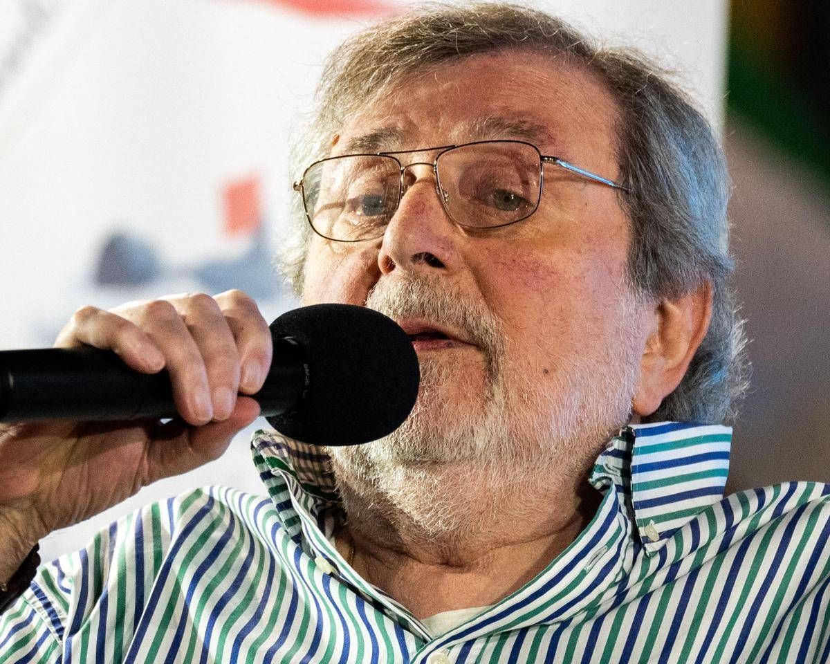 https://www.quotidianodelsud.it/wp-content/uploads/2026/08/francescoguccini-microfono-ipa-fg.jpeg