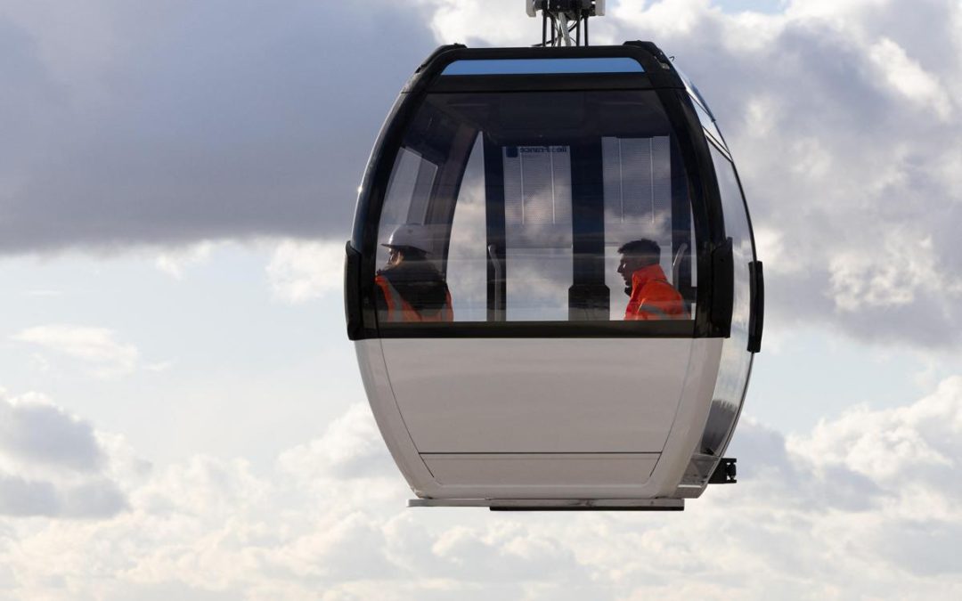 Paura in Francia, cabina funivia urta una gru a Alpe d’Huez: 23 feriti