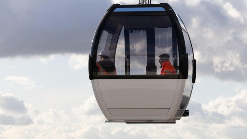 Paura in Francia, cabina funivia urta una gru a Alpe d’Huez: 23 feriti