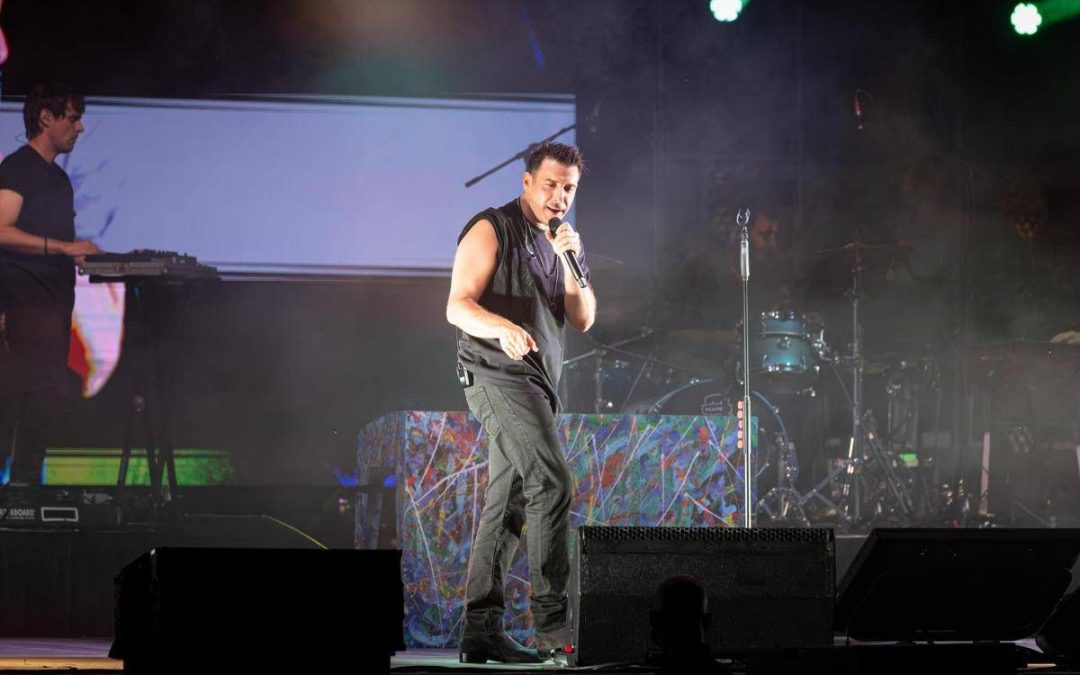 Malore per Francesco Gabbani durante concerto a Letojanni, spettacolo interrotto dopo 5 canzoni. “Ora accertamenti”