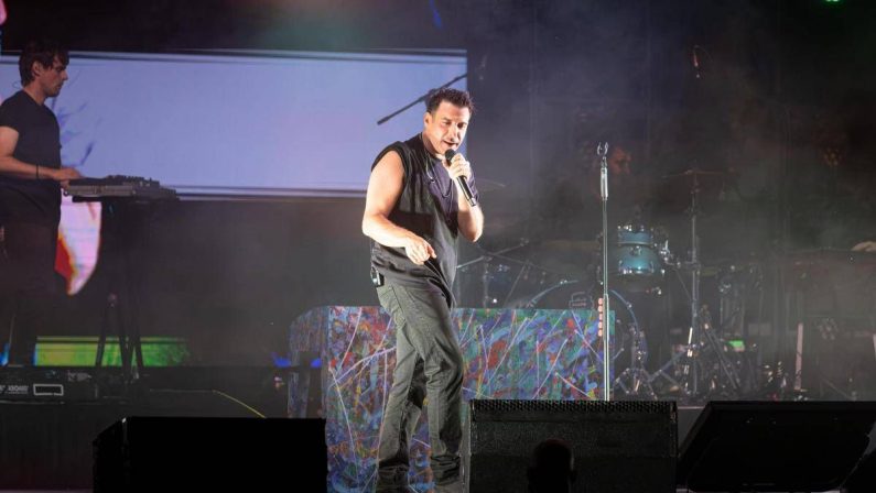 Malore per Francesco Gabbani durante concerto a Letojanni, spettacolo interrotto dopo 5 canzoni. “Ora accertamenti”