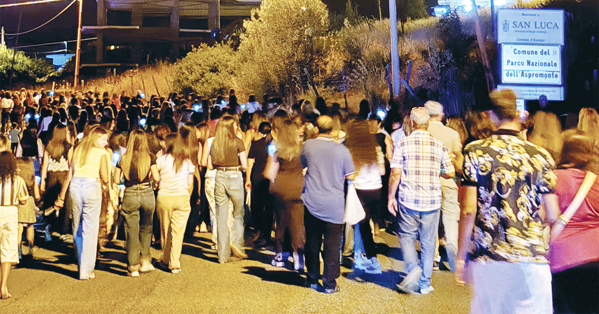https://www.quotidianodelsud.it/wp-content/uploads/2026/08/gente-in-strada-a-san-luca.jpg