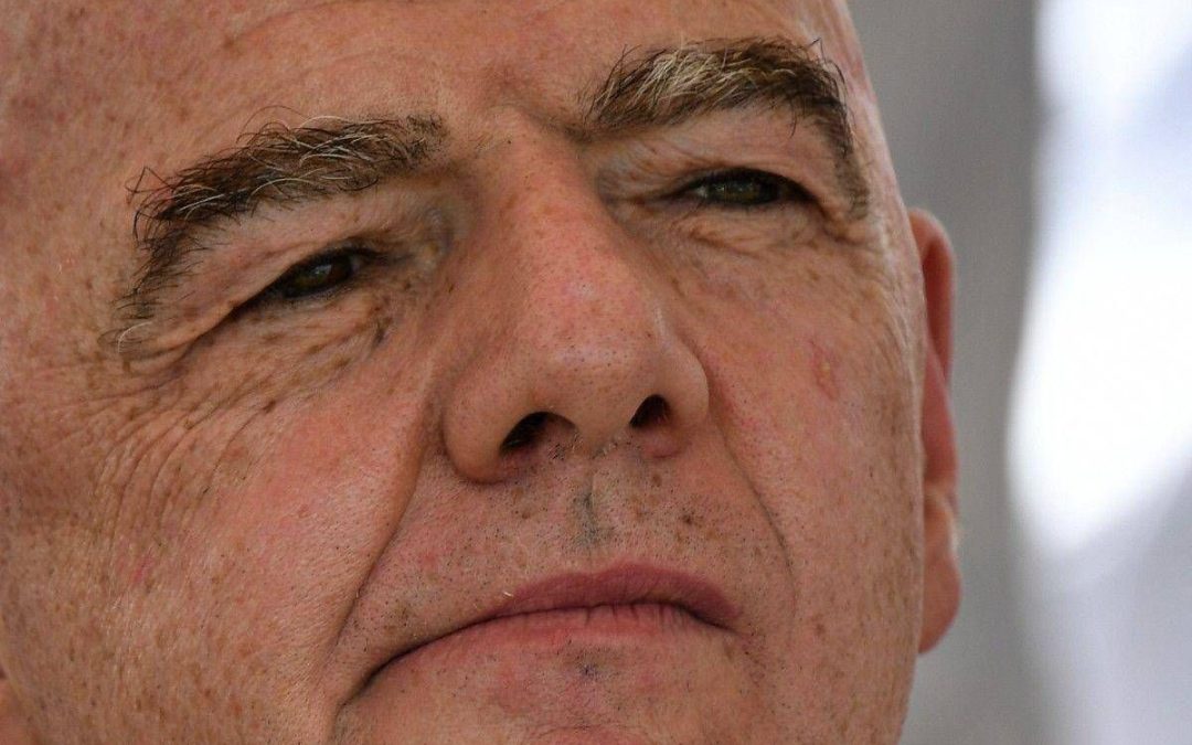 Infantino sotto accusa, Telegraph: “Fece pagare da Uefa ricca buonuscita a sua amante”