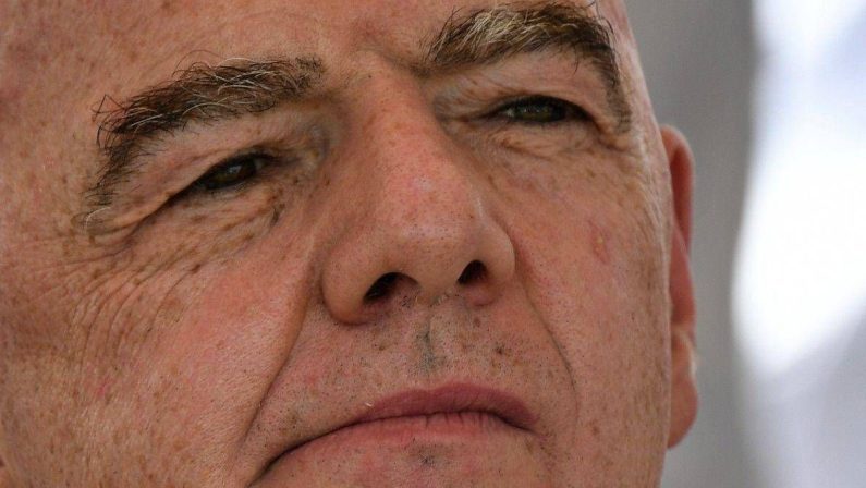 Infantino sotto accusa, Telegraph: “Fece pagare da Uefa ricca buonuscita a sua amante”