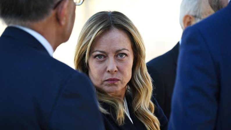 Meloni a Bonaccini: “Vota a destra chi ha studiato poco? Noi non chiediamo titoli”. Il dem: “Presa frase da ragionamento complessivo”