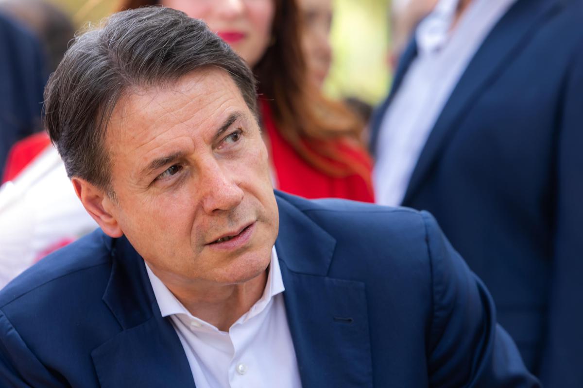 https://www.quotidianodelsud.it/wp-content/uploads/2026/08/giuseppe-conte-giacca-ipa-fg.jpeg