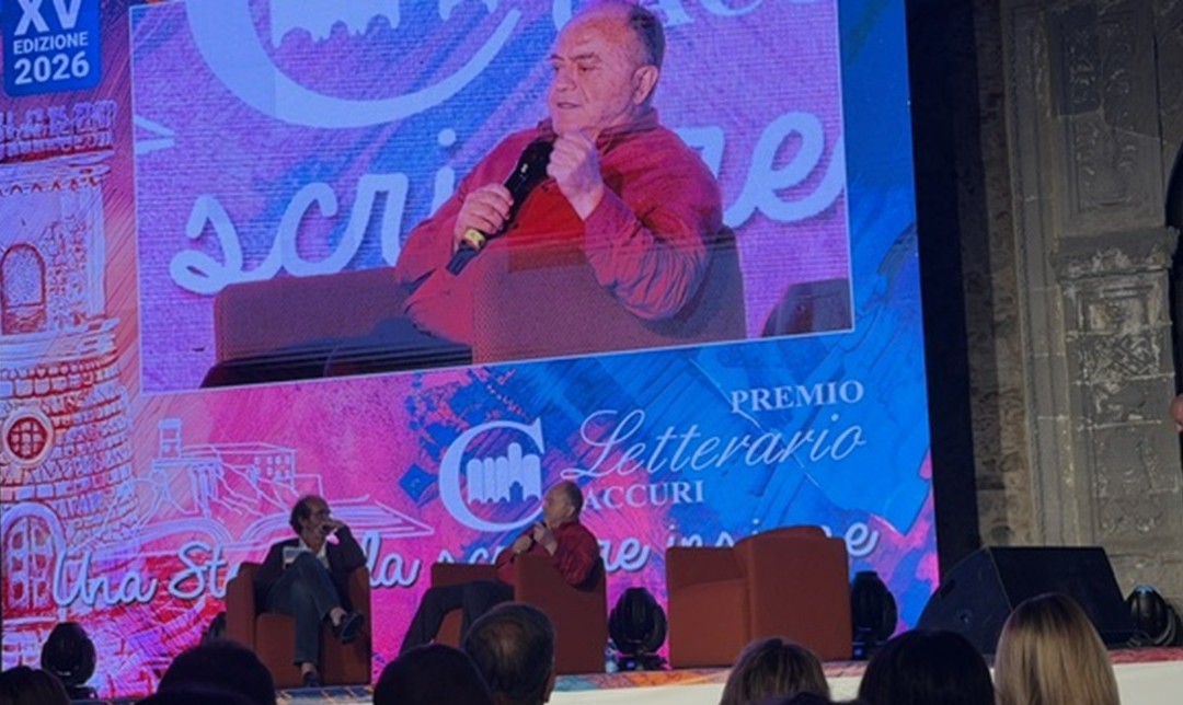 Il procuratore Gratteri intervistato dal giornalista Giacoia nell'ambito del Premio Caccuri