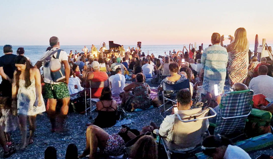 A Guardia Piemontese, musica al tramonto cullati dalle onde del mare