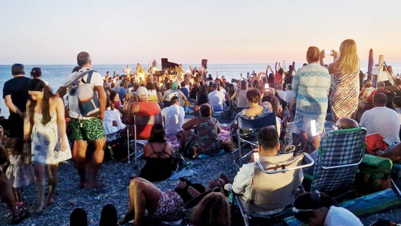 A Guardia Piemontese, musica al tramonto cullati dalle onde del mare