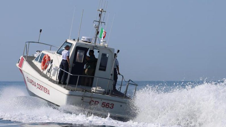 Savona, coppia in difficoltà in acqua ad Andora: bagnino si tuffa per salvarli, ma muore insieme all’uomo