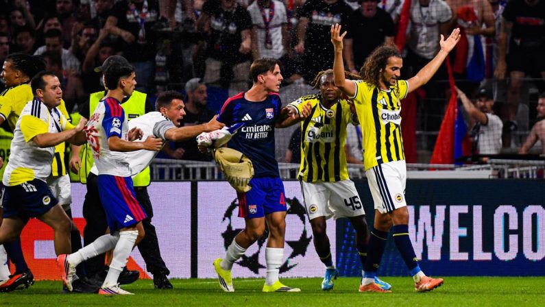 Guendouzi contro i tifosi del Lione: maxi rissa in Champions