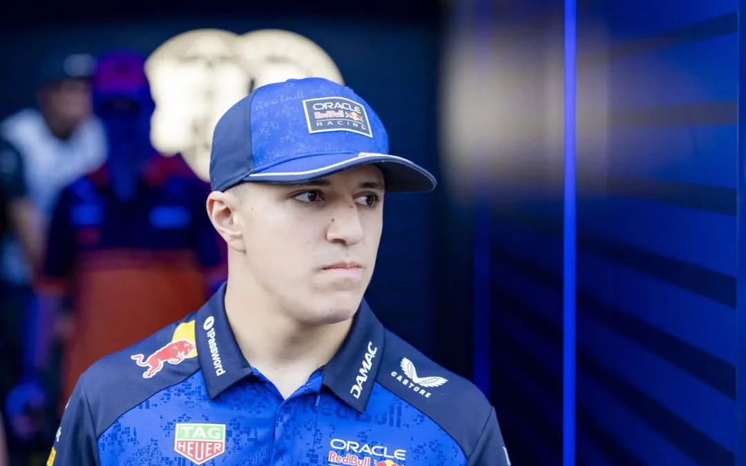 F1, Hadjar salta il GP d’Olanda per un infortunio al polso. Lawson lo sostituirà in Red Bull