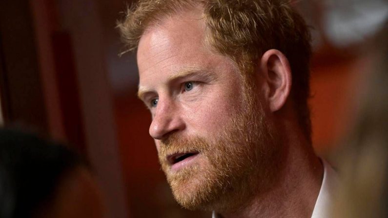 Harry e ritorno in Gb, il retroscena: duca di Sussex è ancora arrabbiato e vuole le scuse della famiglia