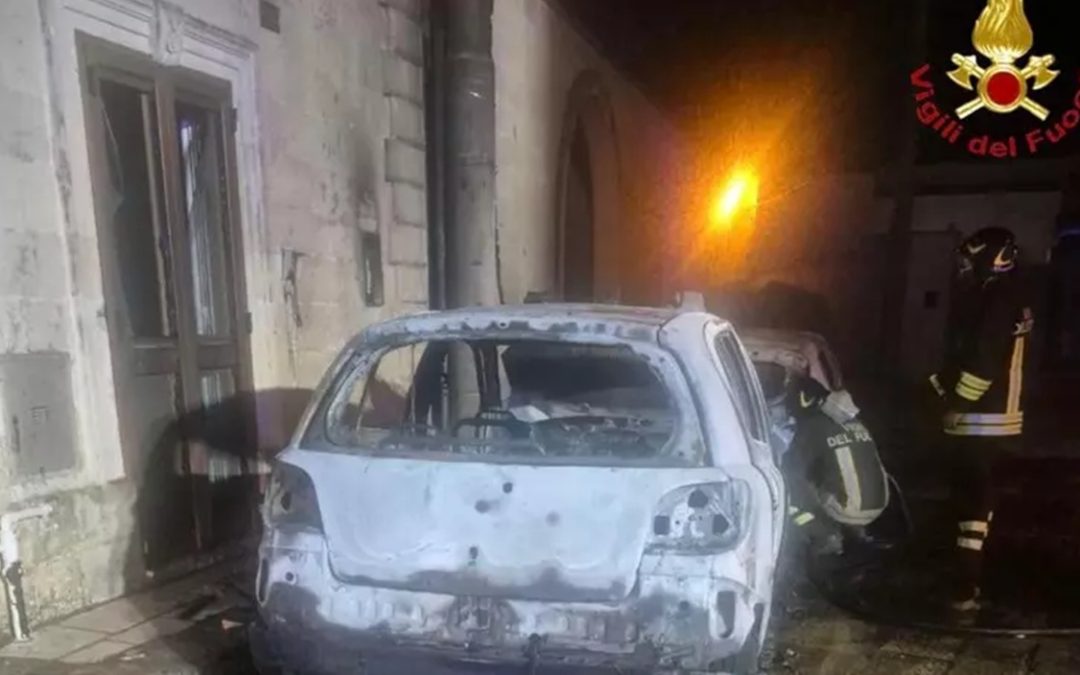 Incendio distrugge l’auto della moglie di un sindaco del Leccese