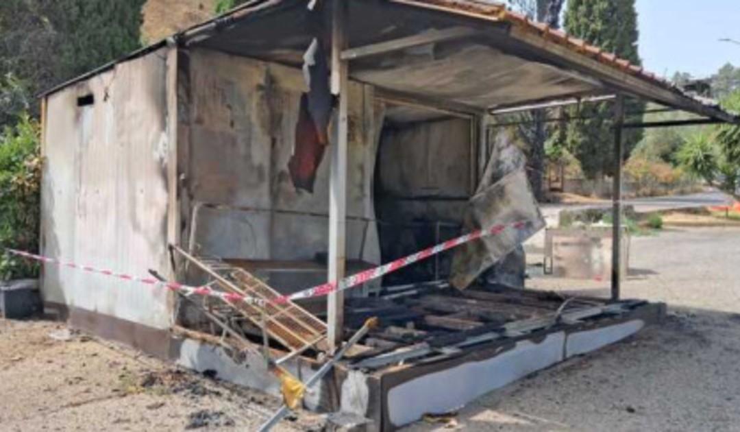 Incendio distrugge chioschi di fiori davanti al cimitero di Corigliano