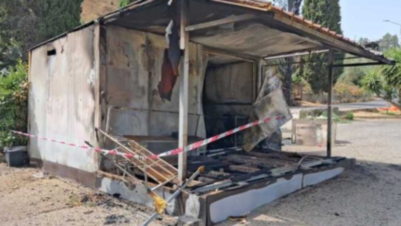 Incendio distrugge chioschi di fiori davanti al cimitero di Corigliano