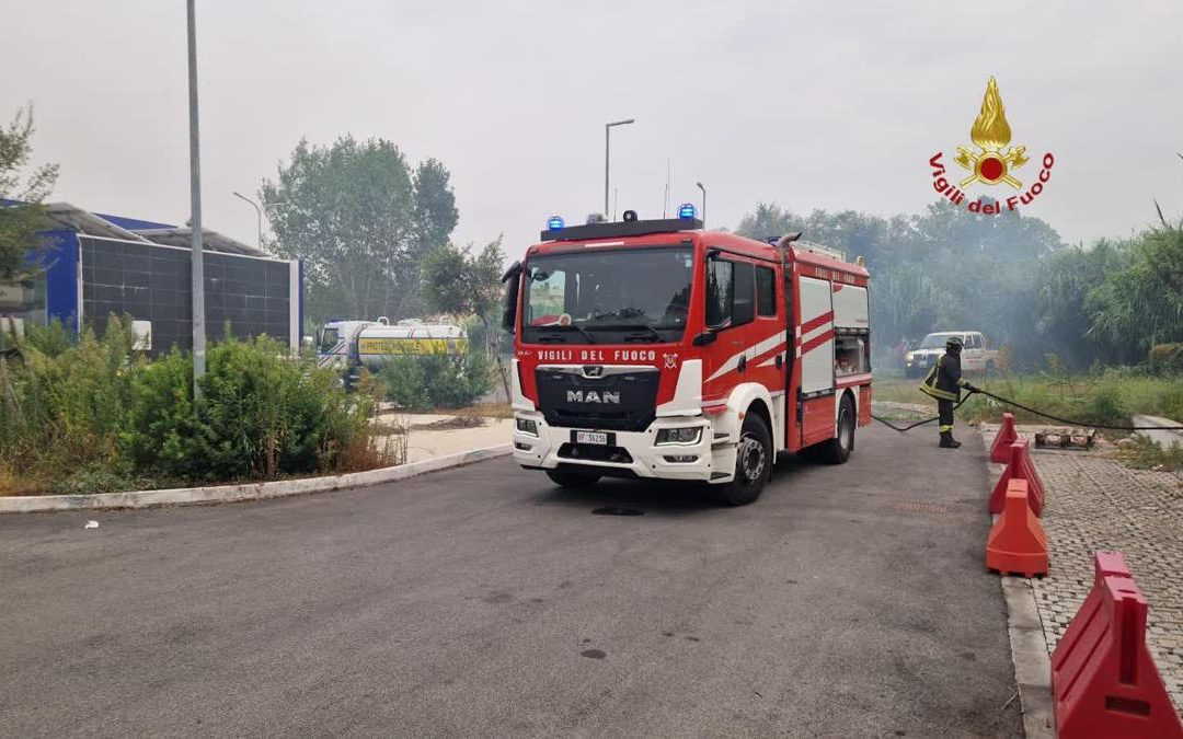 Triplo incendio a Roma: chiusa la Pontina, alla Magliana evacuata una palazzina