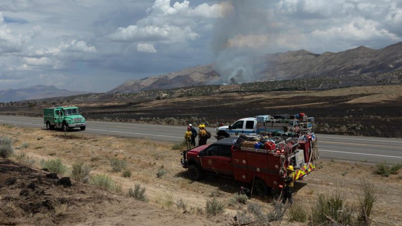 Maxi incendio minaccia la città di Reno, in Nevada: quasi 90mila evacuati. I testimoni: “Siamo spaventati a morte”