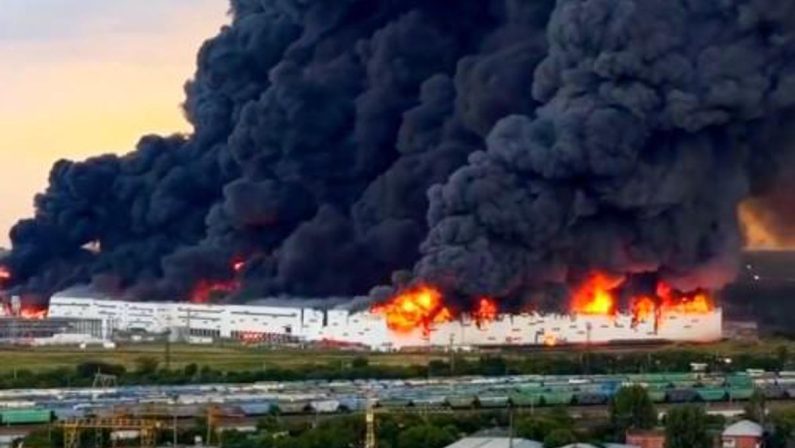Droni ucraini in Russia, almeno due morti e incendi nei siti industriali: colpiti Wildberries e raffinerie