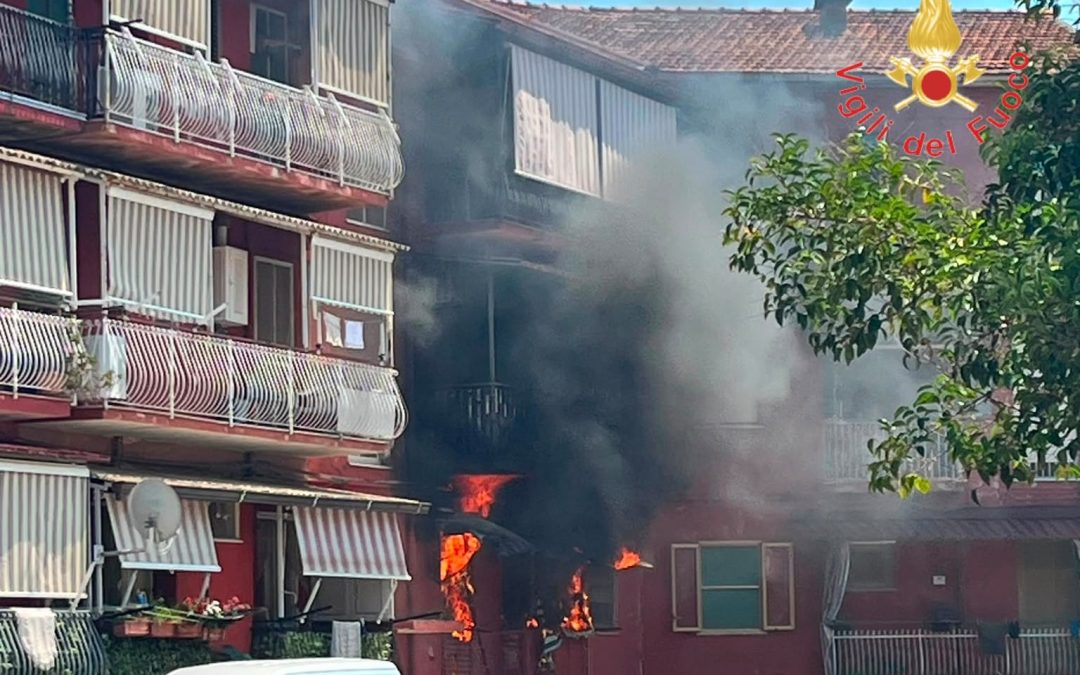 Lamezia, incendio in un’abitazione, salvati un’anziana e un cane