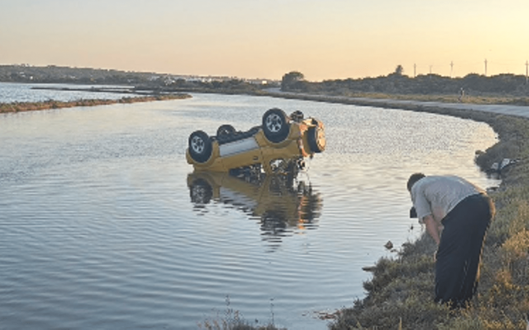 Auto si ribalta e si inabissa in un canale a Formentera: carabinieri in vacanza salvano 30enne che stava per annegare