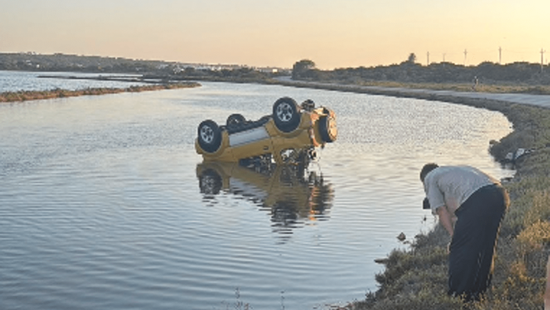 Auto si ribalta e si inabissa in un canale a Formentera: carabinieri in vacanza salvano 30enne che stava per annegare