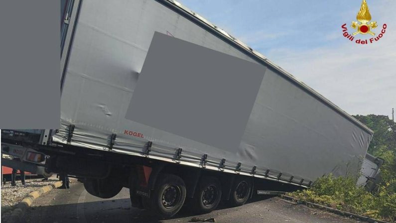Scontro fra tir a Bari, camion sospeso nel vuoto, vivi per miracolo i due conducenti