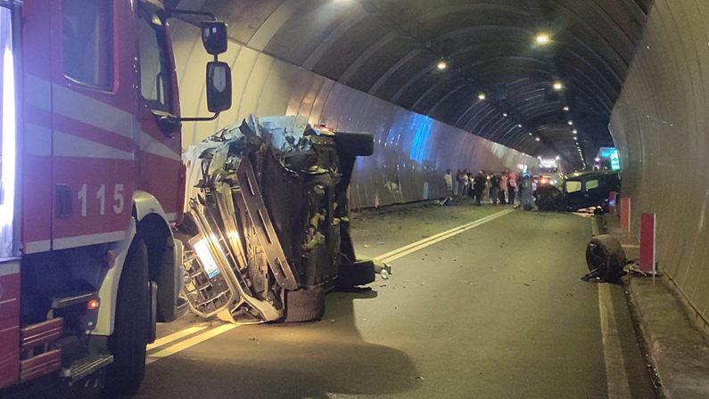 Grave incidente stradale nella galleria della Limina, diversi feriti gravi