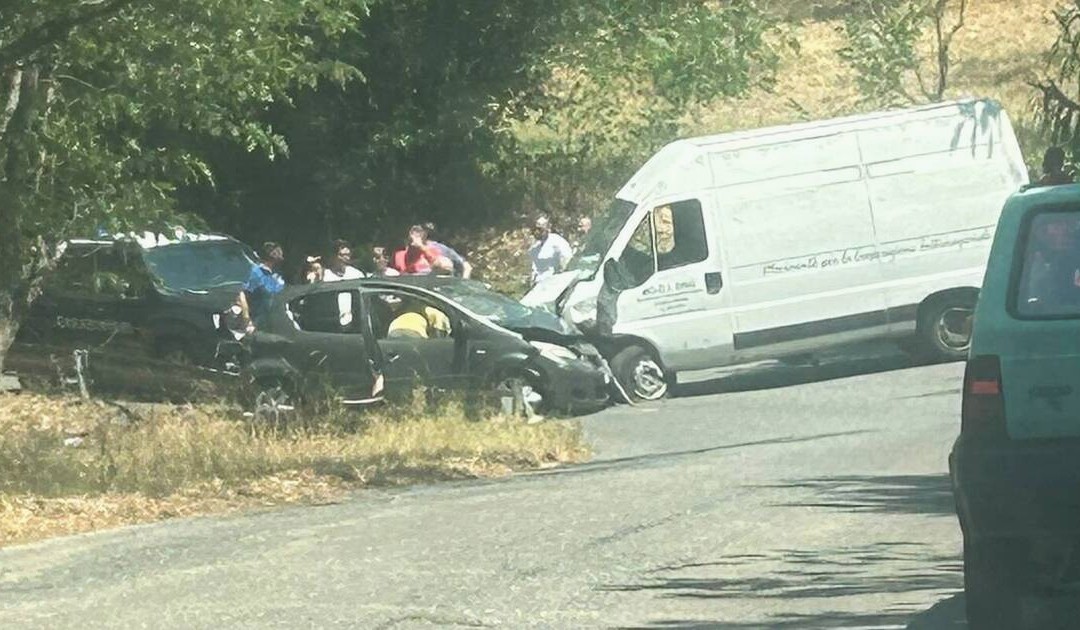 incidente a Montalto Uffugo: un ferito nello scontro tra un furgone e un’auto