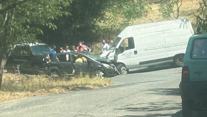 incidente a Montalto Uffugo: Due feriti nello scontro tra un furgone e un’auto