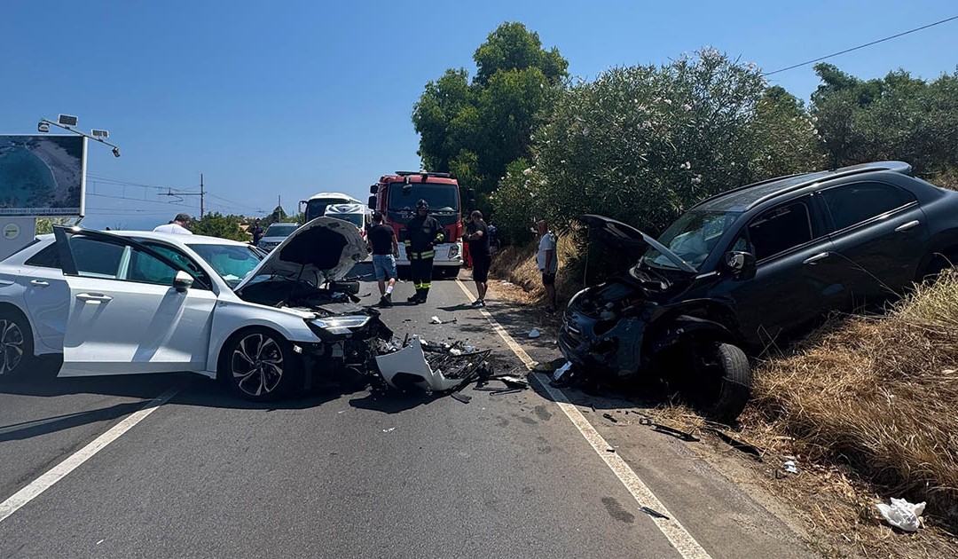 Il luogo dell'incidente con le auto coinvolte nello scontro