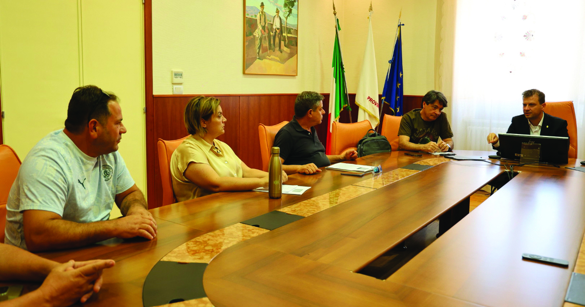 https://www.quotidianodelsud.it/wp-content/uploads/2026/08/incontro-svoltosi-ieri-nella-sede-della-provincia-di-potenza-tra-i-rappresentanti-dellente-con-i-viticoltori-di-venosa.jpg