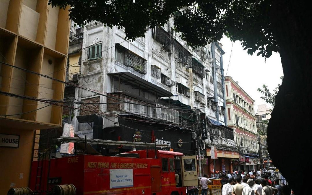 Incendio in un hotel a Calcutta: 9 morti, tra cui un bambino, e diversi feriti