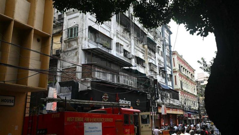 Incendio in un hotel a Calcutta: 9 morti, tra cui un bambino, e diversi feriti