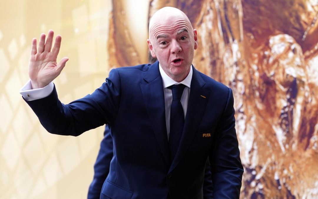 Infantino ‘dribbla’ le domande sul futuro con battuta al giornalista calvo: “Ci vediamo dal parrucchiere”