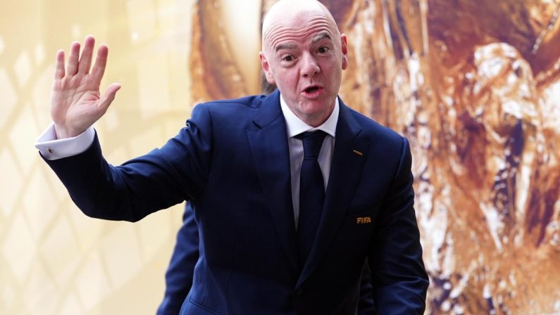 Infantino ‘dribbla’ le domande sul futuro con battuta al giornalista calvo: “Ci vediamo dal parrucchiere”